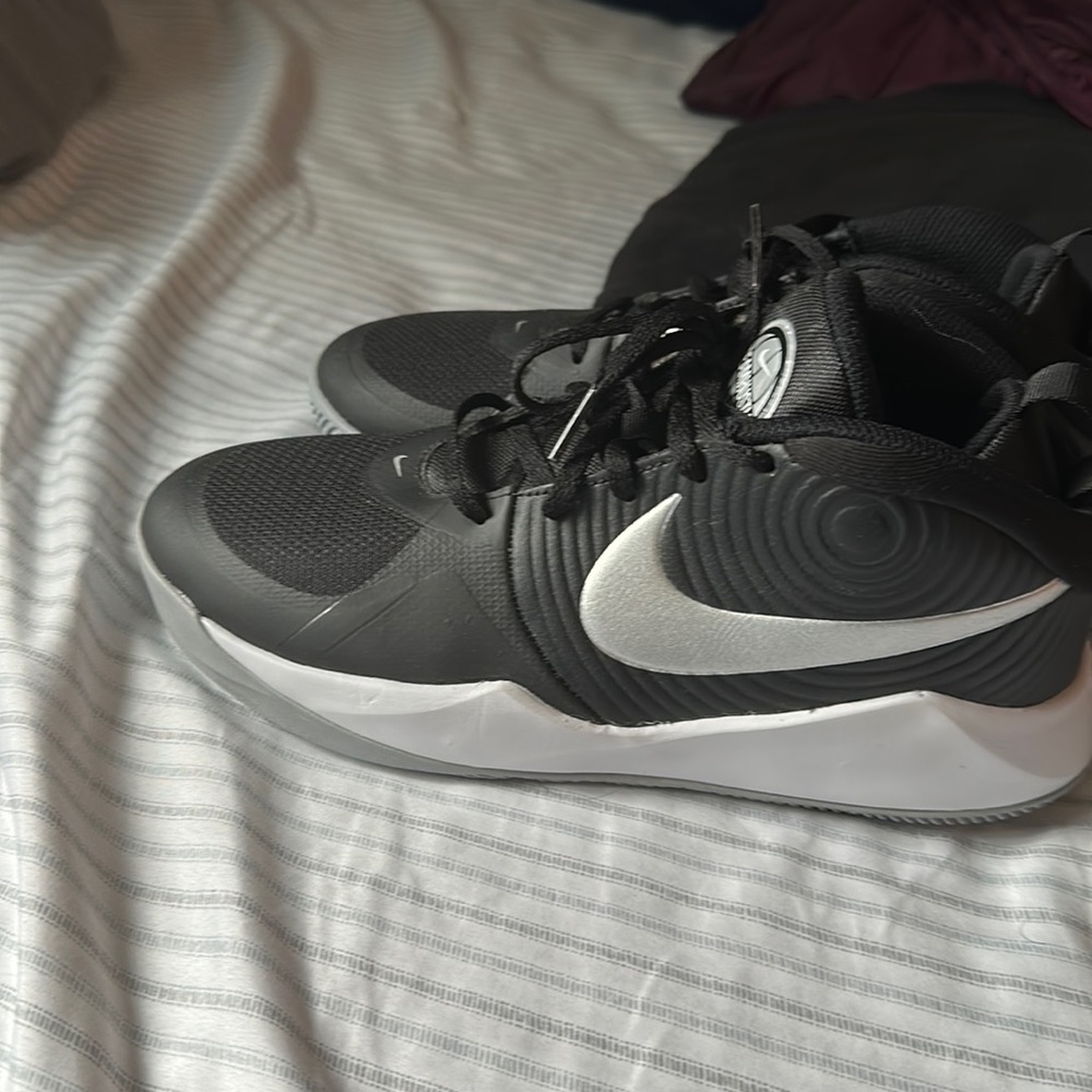Nike basketball boys shoes never worn